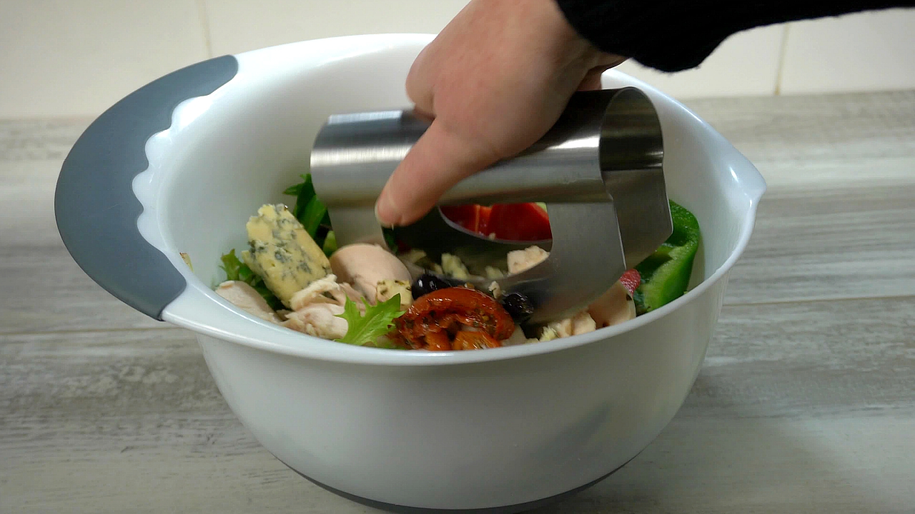 Amazon.com: Checkered Chef Salad Chopper Tool - Mezzaluna Knife